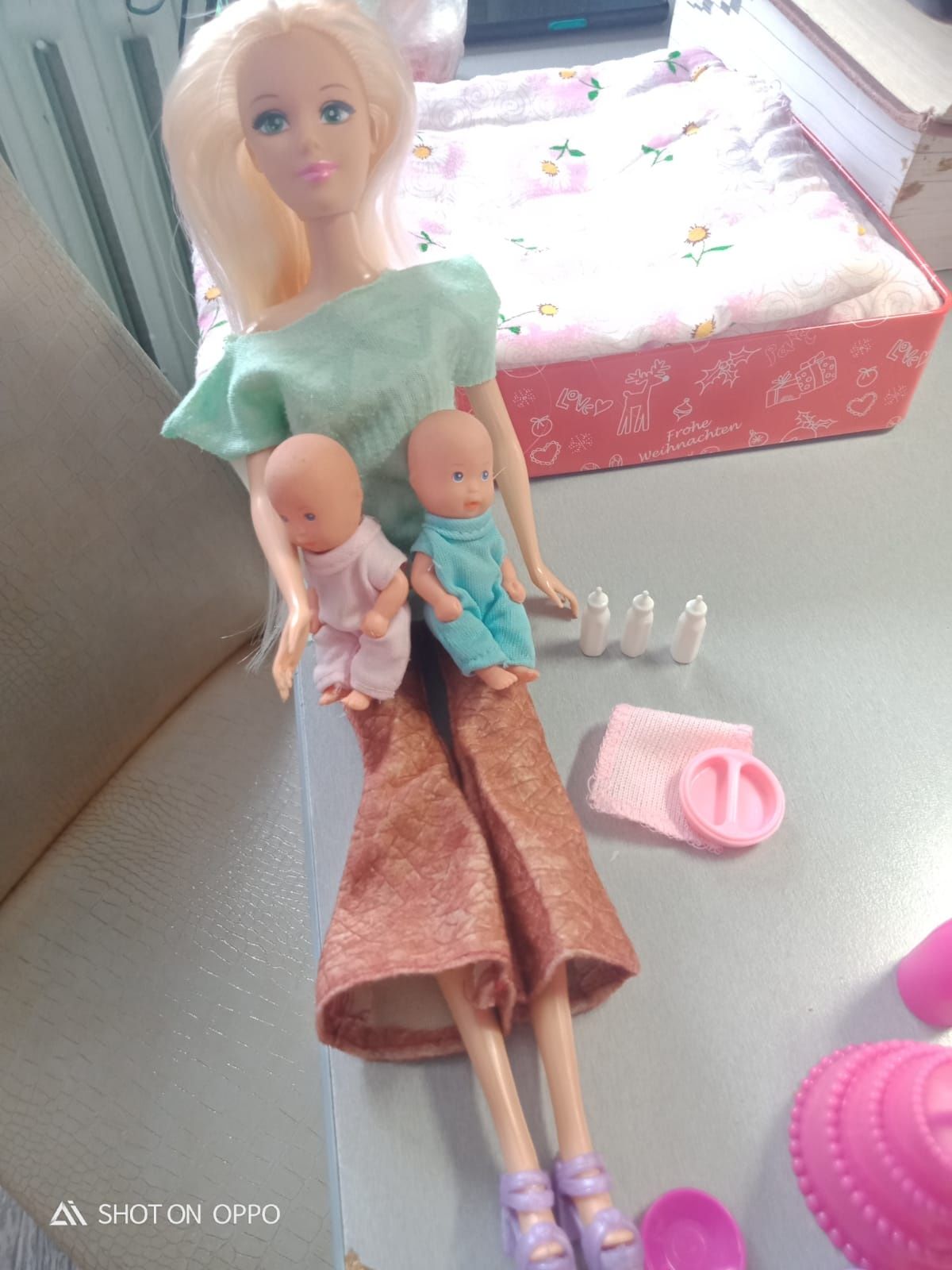 Кукла с детьми и коляской