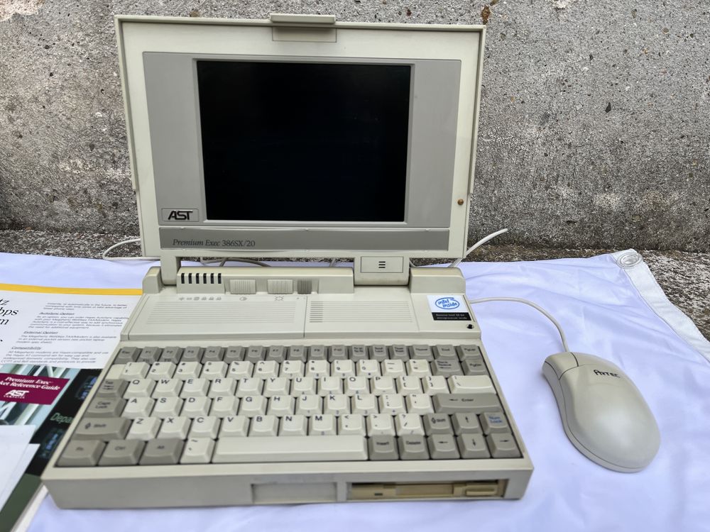 Ретро лаптоп компютър AST Premium Exec 386SX/20