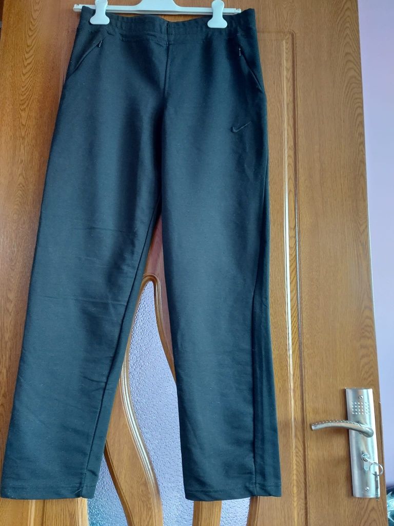 Vând Pantaloni de Trening Damă Nike Originali Sigla Cusută Mărimea M