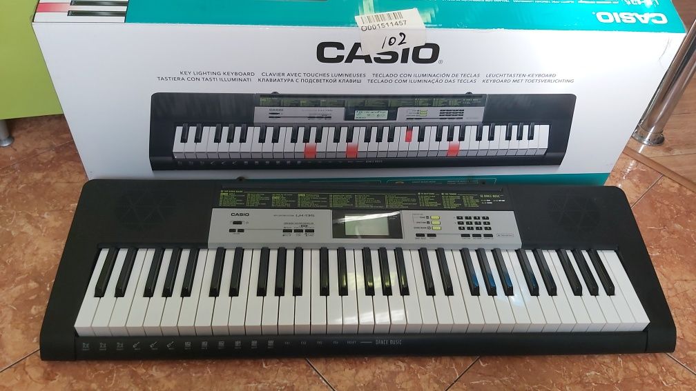 Casio LK 135 синтезатор