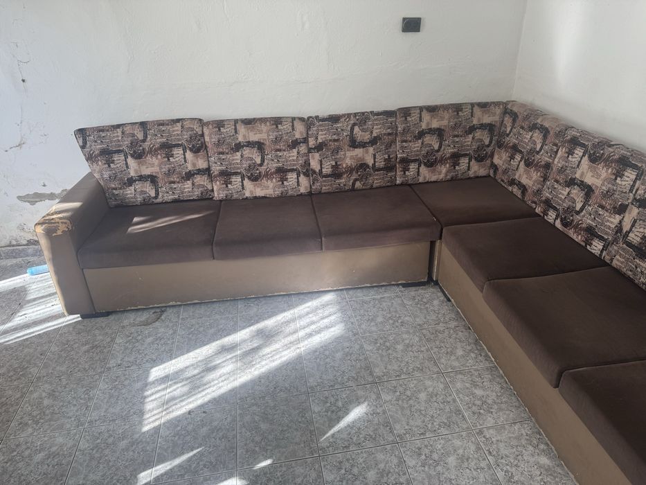 Ъглов диван със стъклена маса