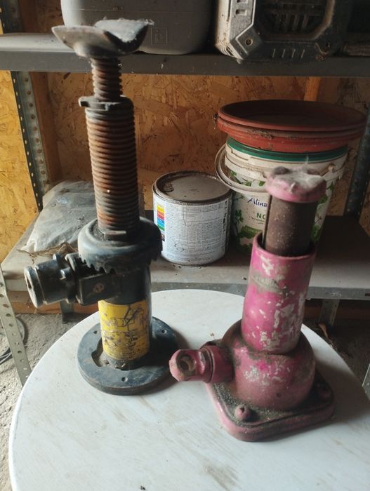 Домкраты японские продам.