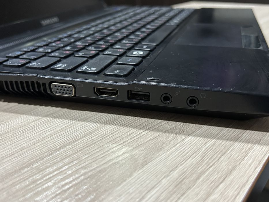 4 ядер Samsung ноутбук в рабочем состояний