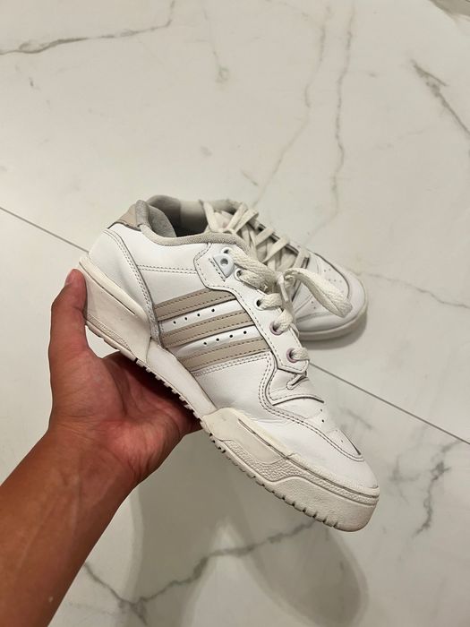 Срочно продам оригинальные кроссовки adidas женские