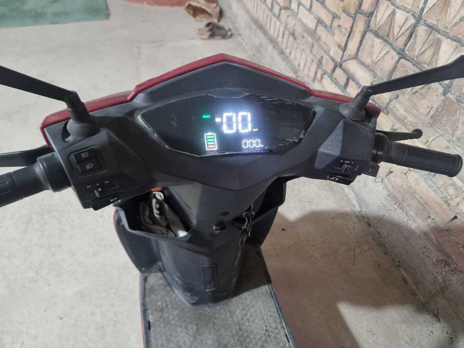 elektron skuter zaryad qilib yuriladi