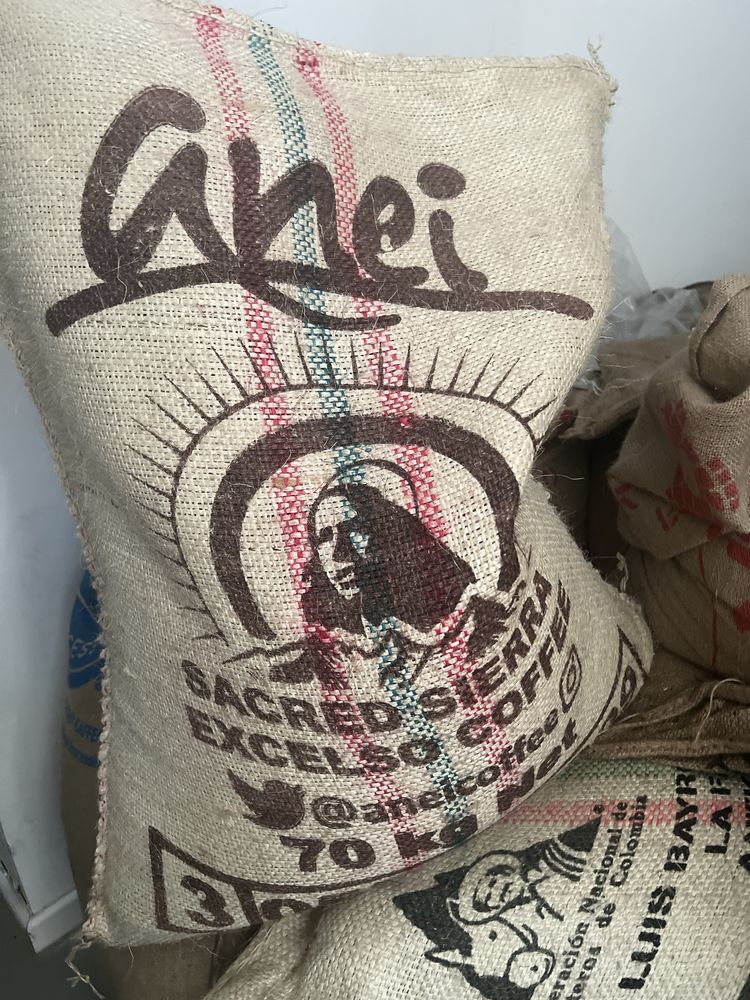 Vând saci de cafea din iută, diverse modele.
