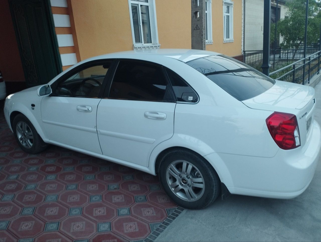 Lacetti sotiladi