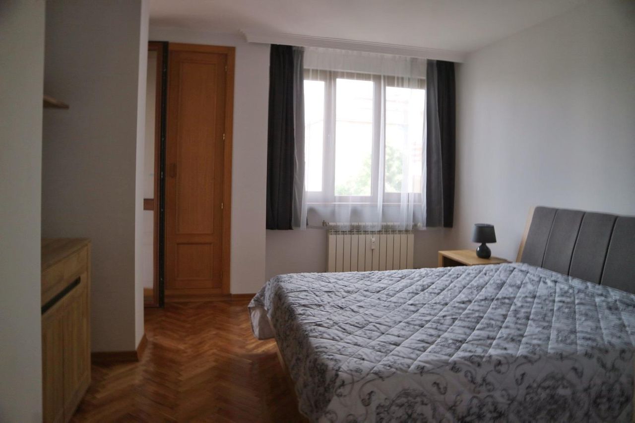 Дава се под наем Тристаен апартамент в София, Изток - 120 кв.м за 970 € - Снимка #7