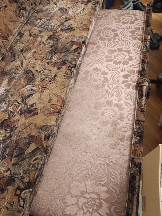 Canapea extensibila din pluș și lemn masiv