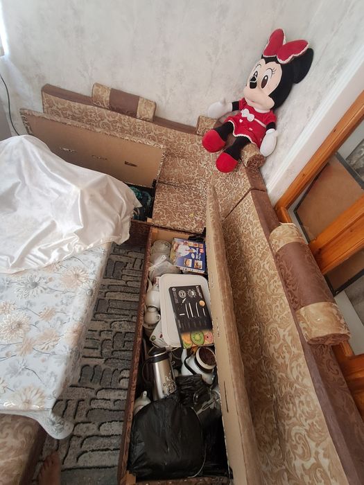 Продаеться диван.уголок.детский стол со стульями