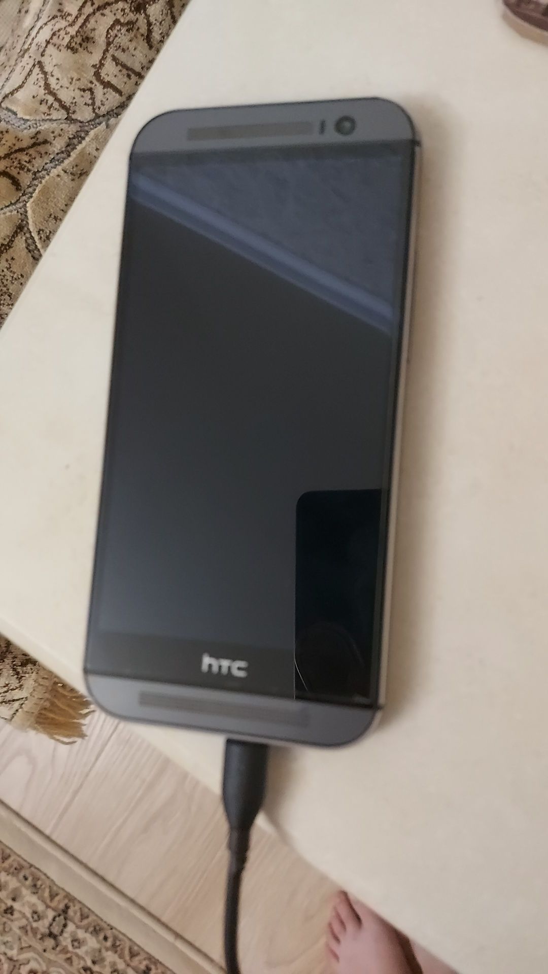 Продам смартфон HTC One