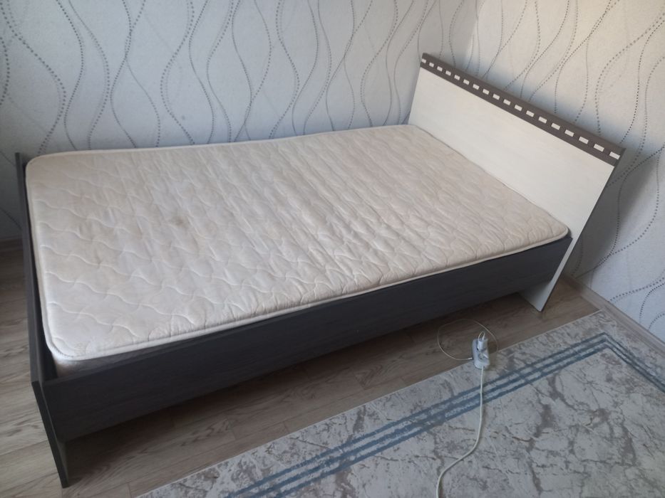 Продам кровать в хорошем состоянии с матрасом..
