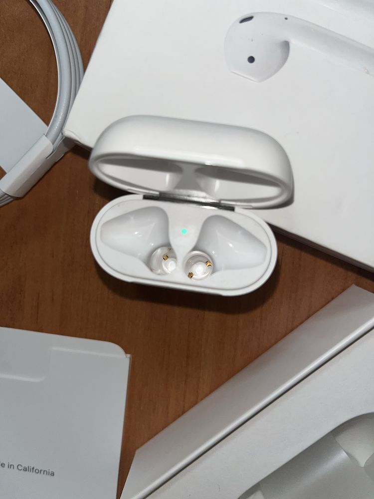 Продам оригинальный кейс (100%) от AirPods 2 с коробкой и кабелем !!!