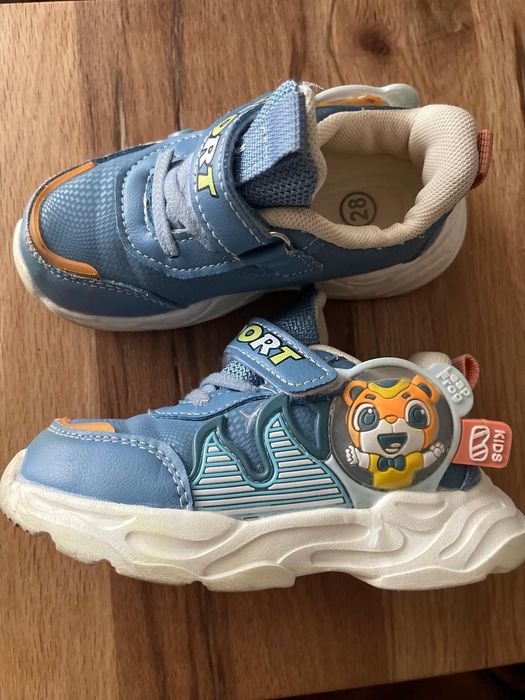 Vând adidași pentru copii