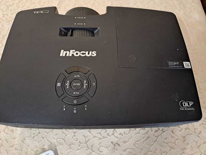 Videoproiector InFocus model IN112xa aproape nou folosit de 2-3 ori