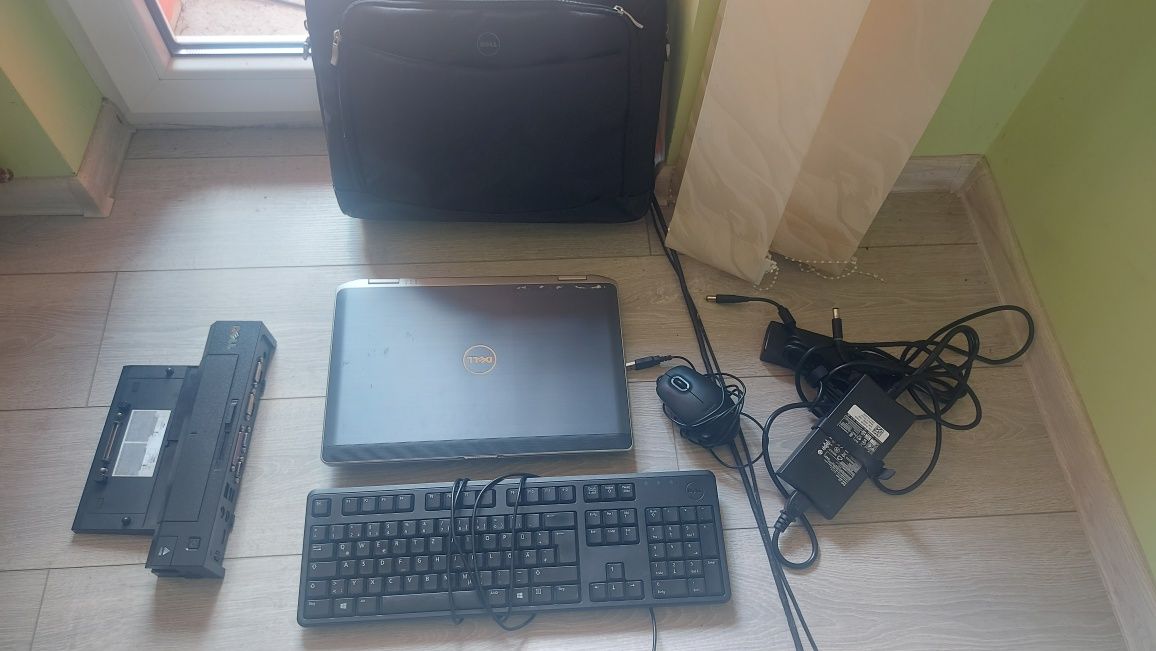 Laptop Dell Latitude cu accesorii