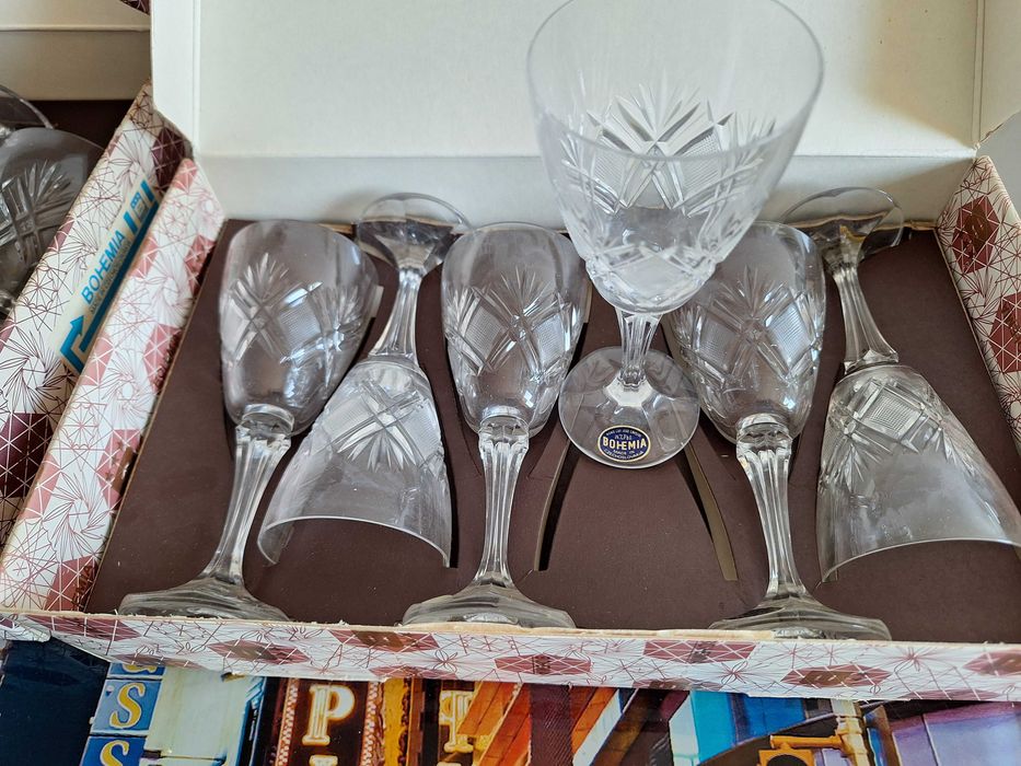 Pahare cristal de Boemia. Sunt ff vechi si sunt bine întreținute.