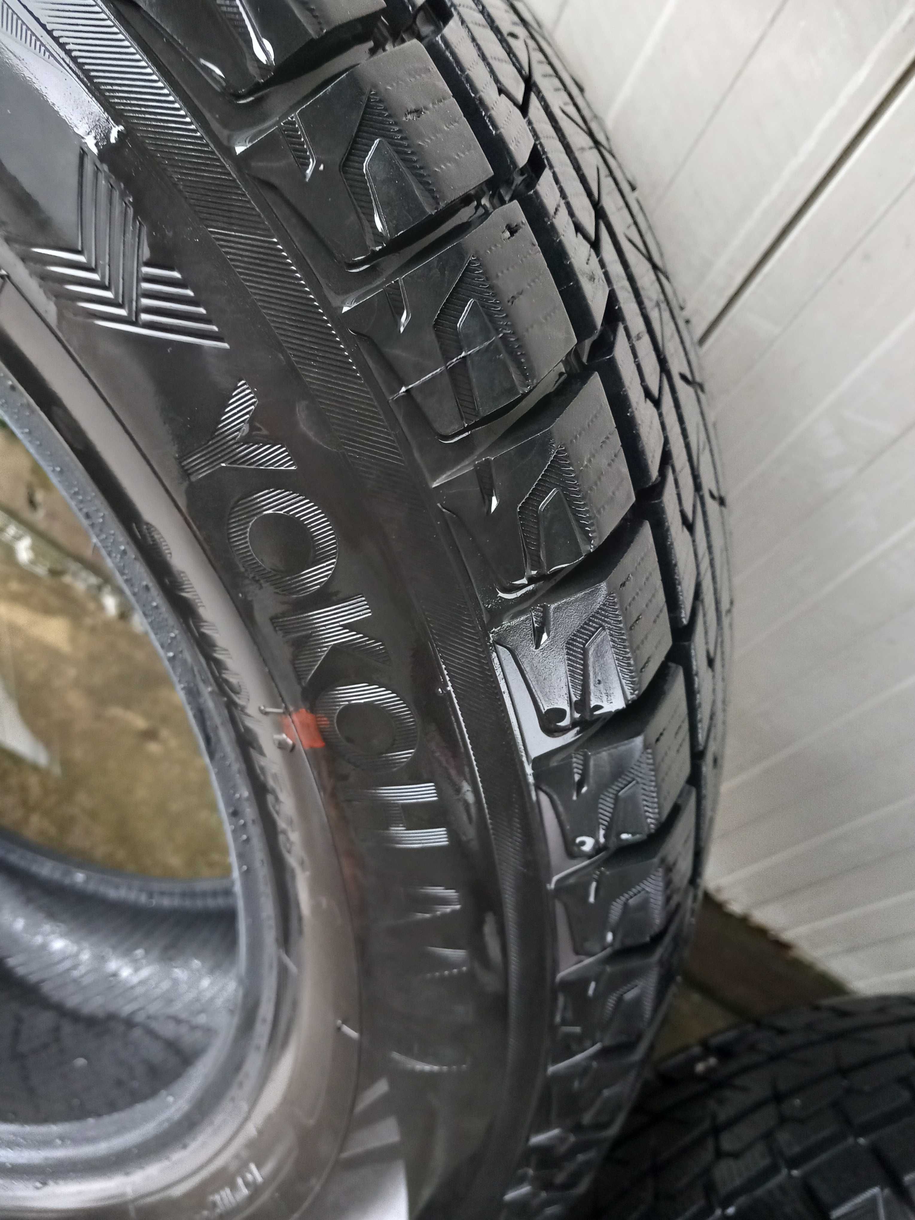 245 / 60 18  Yokohama Ice Guard G075