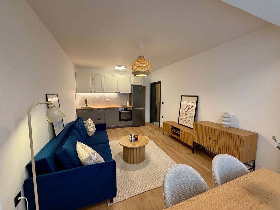 Продавам изцяло източен двустаен апартамент в кв. Младост 1, блок 70