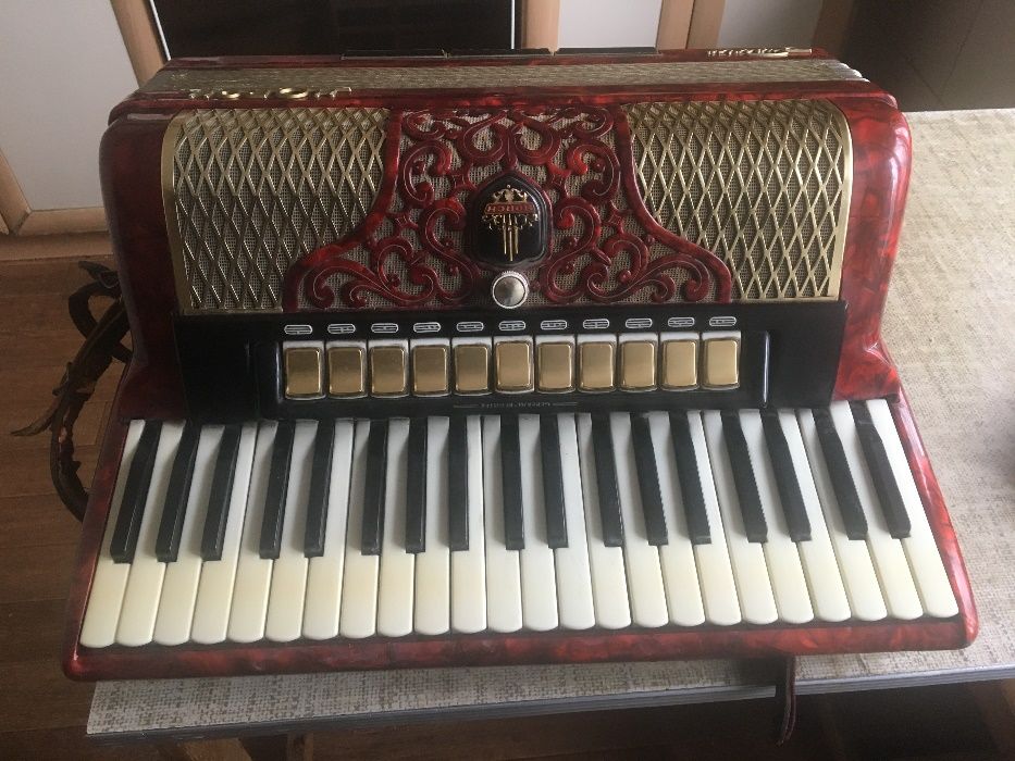 продам аккордеон немецкий , концертный HORCH