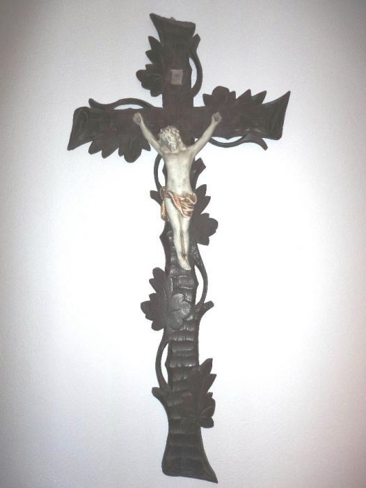 Cruce veche din lemn sculptat cu Isus din portelan