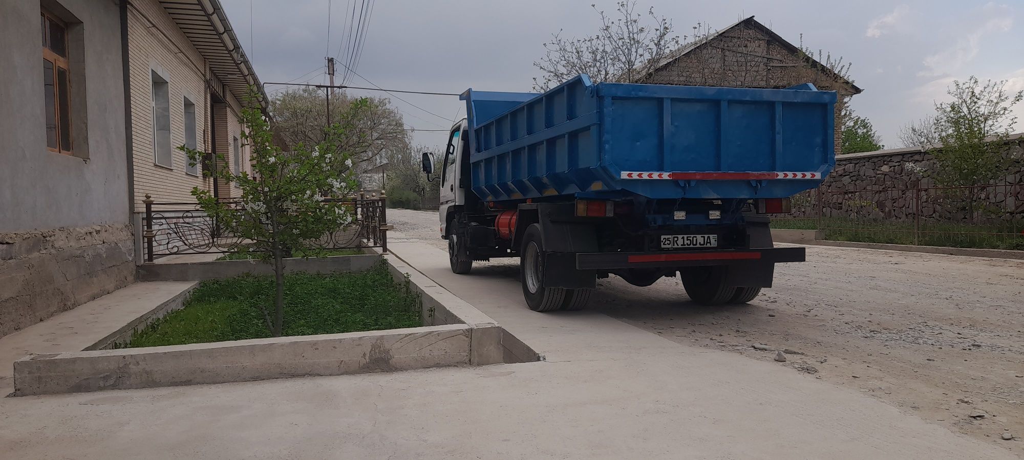 Исузи самосвал сотилади