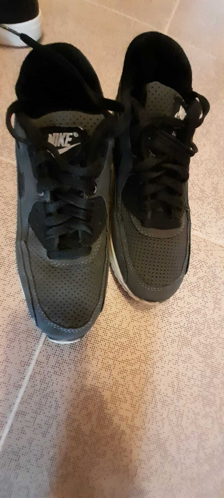 Продавам маратонки сиви марка "NIKE"Air