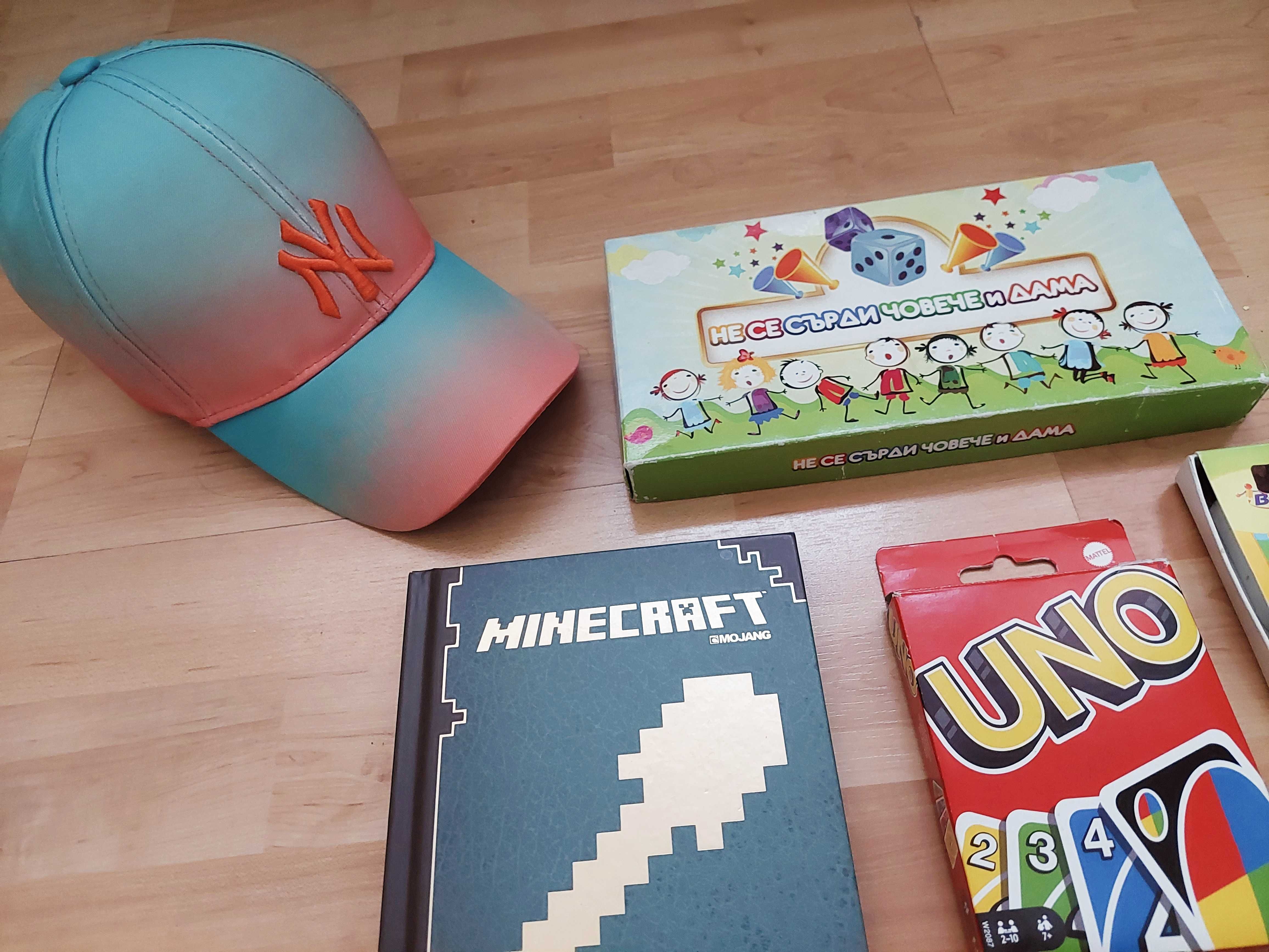 Игри, книга, airpods, шапка