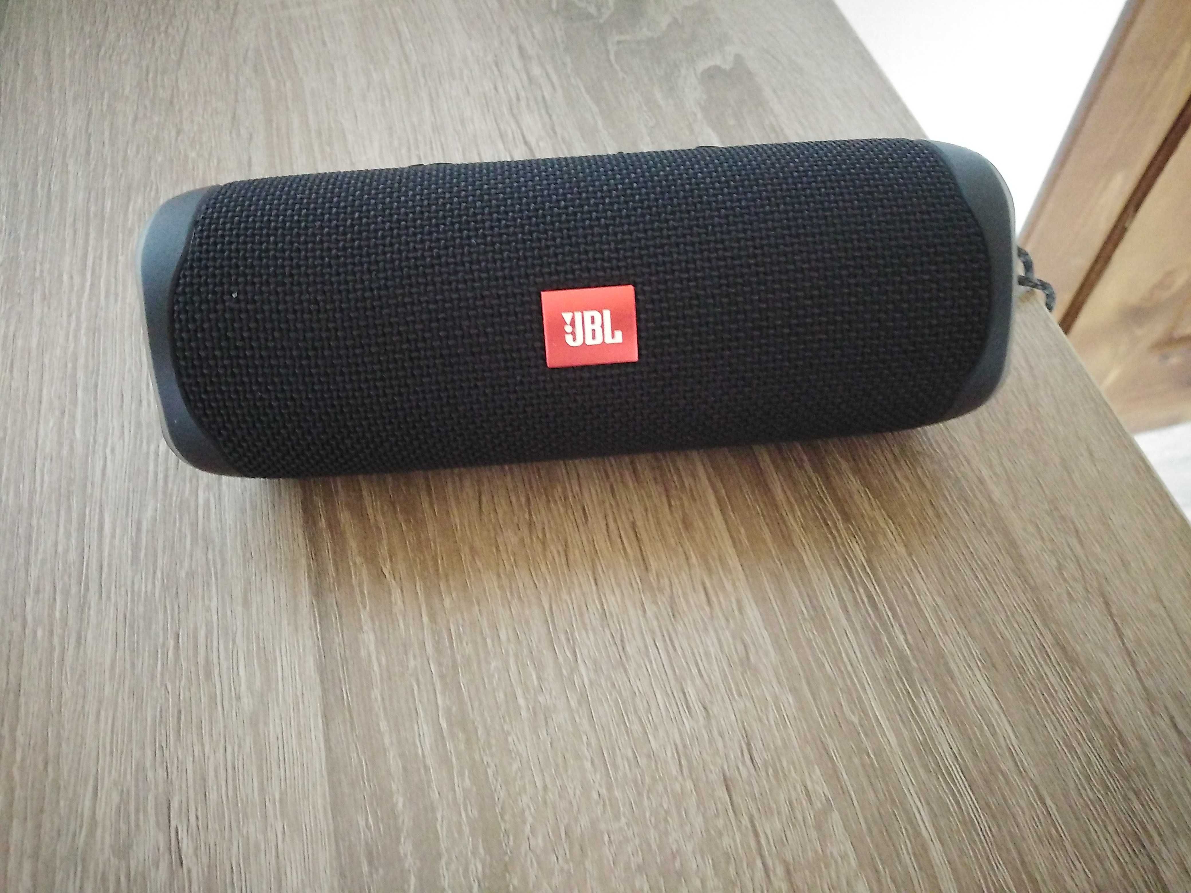 Vând jbl flip 5, este aproape nou, folosit de câteva ori.