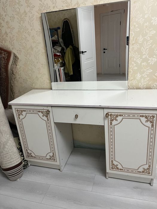 Туалетный столик+тумбочки 2шт