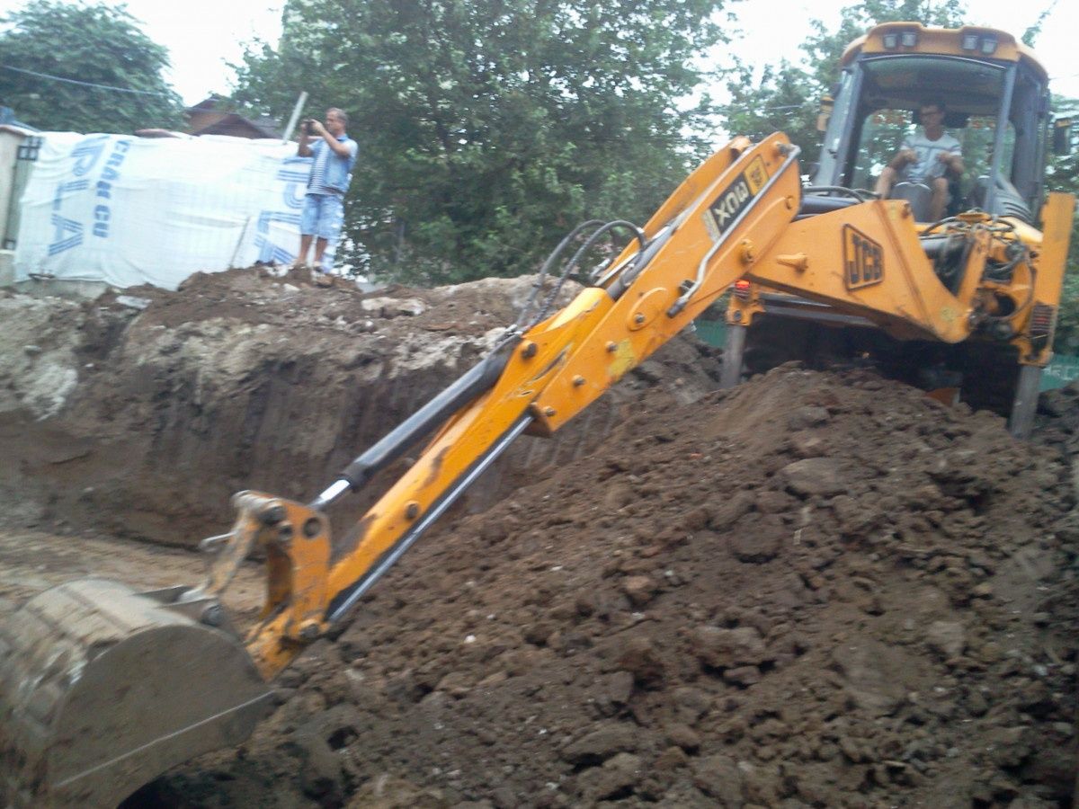 Închiriez buldoexcavator buldo prestez servici miniexcavator escavator