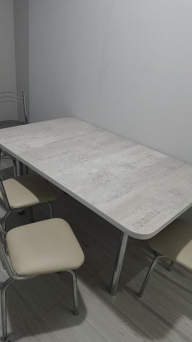 Продам стол кухонный.