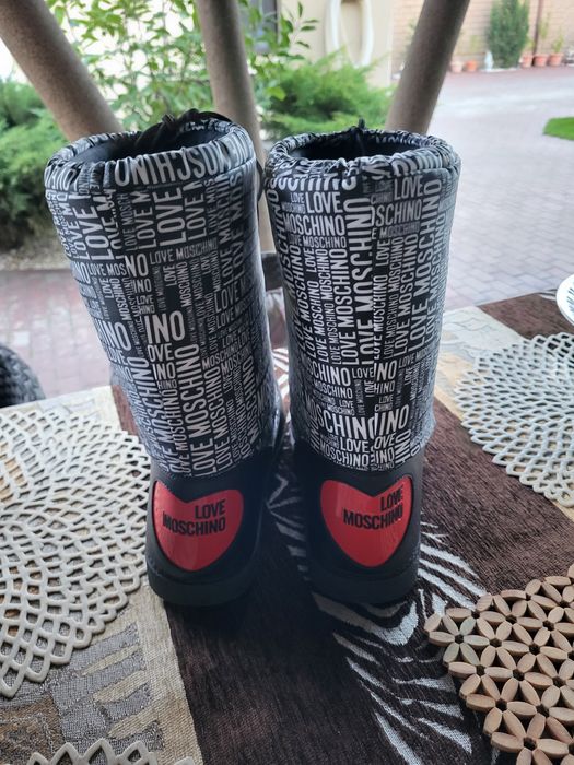 Ghete Moschino iarna