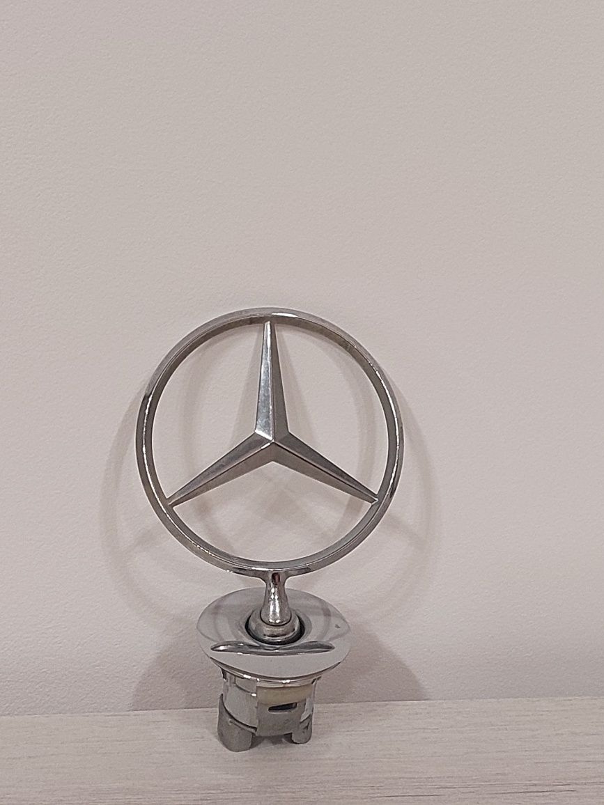 Emblemă capotă mercedes