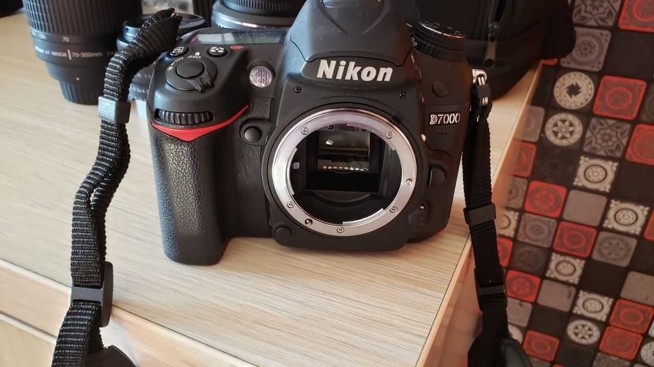 Продам полупрофессиональный фотоаппарат NIKON D7000