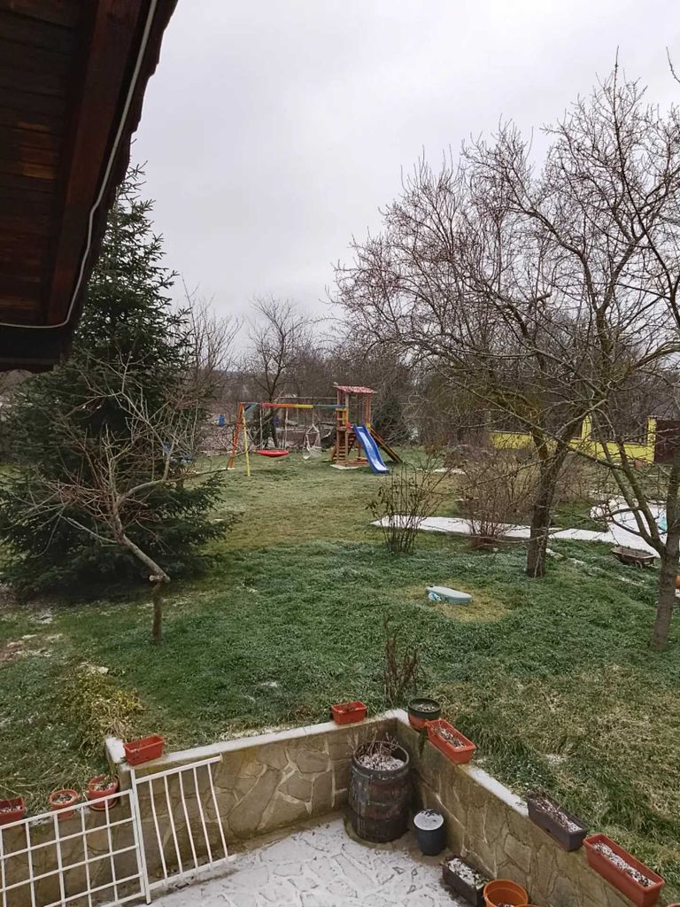 Дава се под наем Къща в Аксаково - 260 кв.м за 204 € - Снимка #1