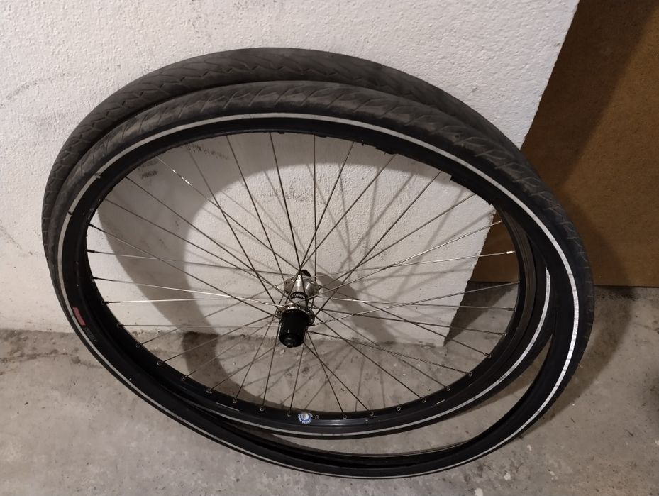 Капла задна Shimano 28 ' и две външни гуми Rubena Flash 28x1.75