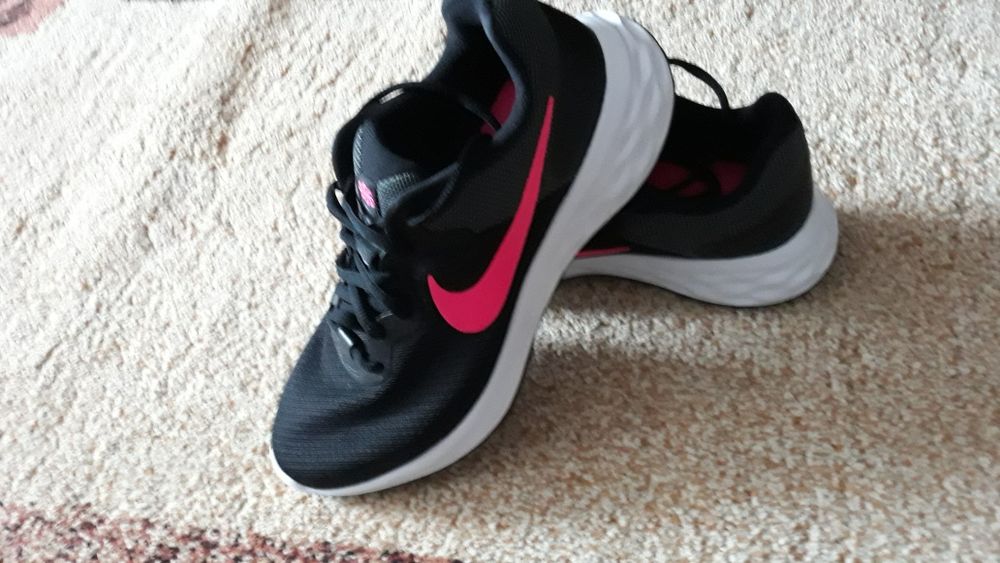 Vând adidași noi ,mărimea 38( 24 cm lungime) preț 150lei.