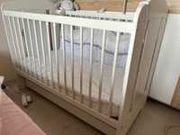 Дървено бяло креватче за бебе