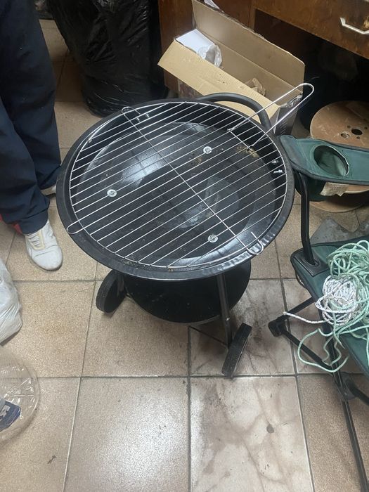 Кръгло барбекю трикрако с колело на единия крак