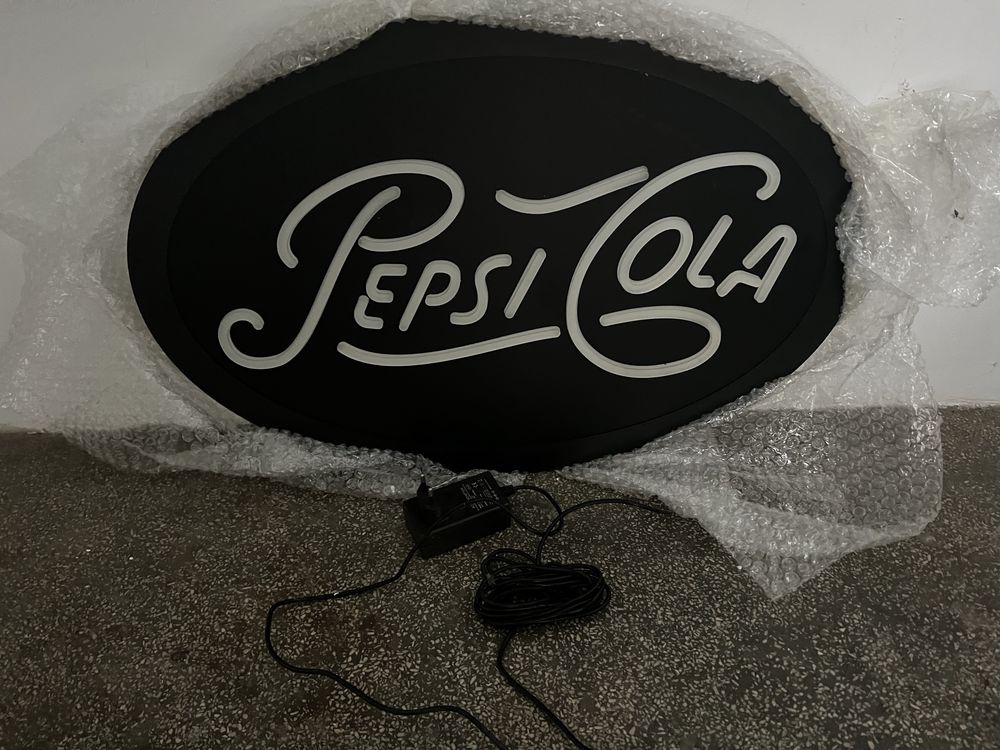 Reclamă luminoasă Pepsi-Cola  cu scrisul pe o singură parte .