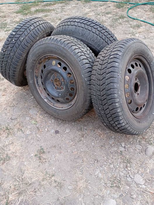 Cauciucuri de iarnă noi 195x65r15 cu jante de otel.