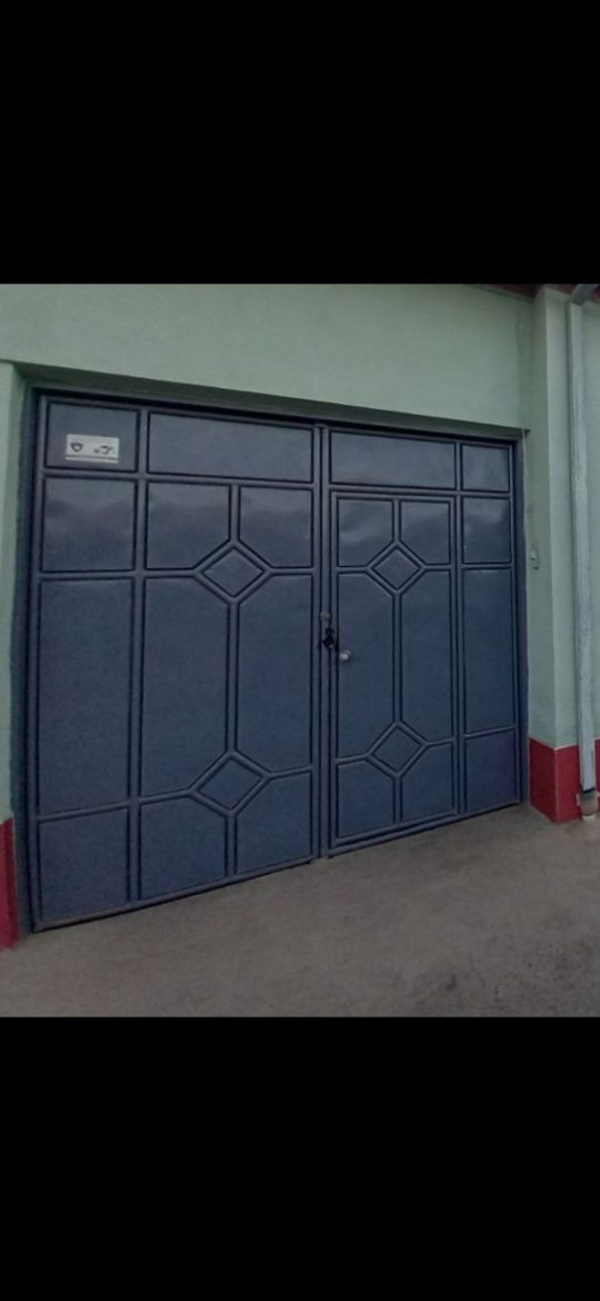 Darvoza sotiladi 2,6 m balandligi, eni 2,4 m