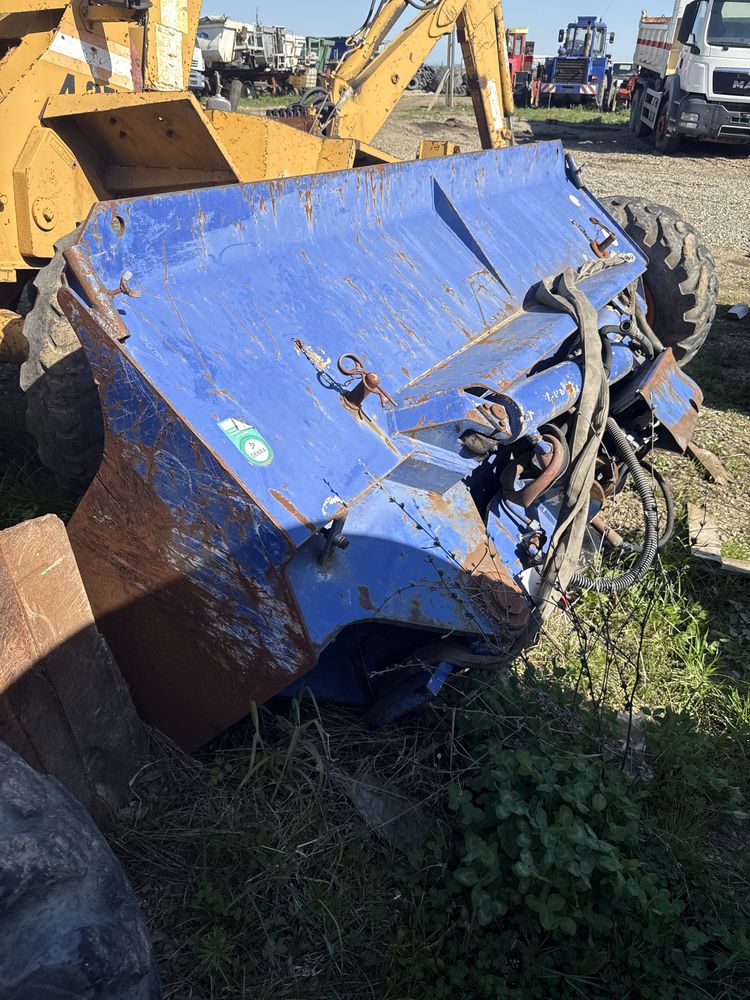 Cupa hidraulica tip buldozer pentru vola