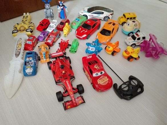 Детски коли и плюшени играчки