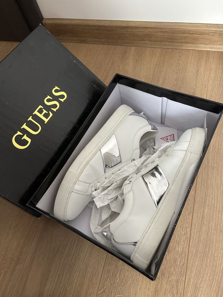 GUESS бели кецове 40 номер