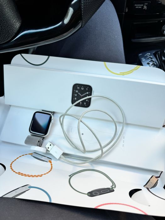 Продам часы Apple watch SE 44