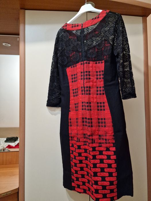 Рокля в черно и червено с дантела