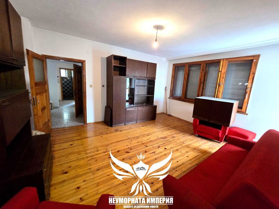 Продавам четириетажна къща РЗП 324кв с 276кв двор гр.Асеновград Изток