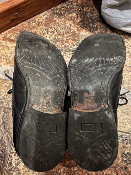 Подарявам черни кожени обувки 40 номер